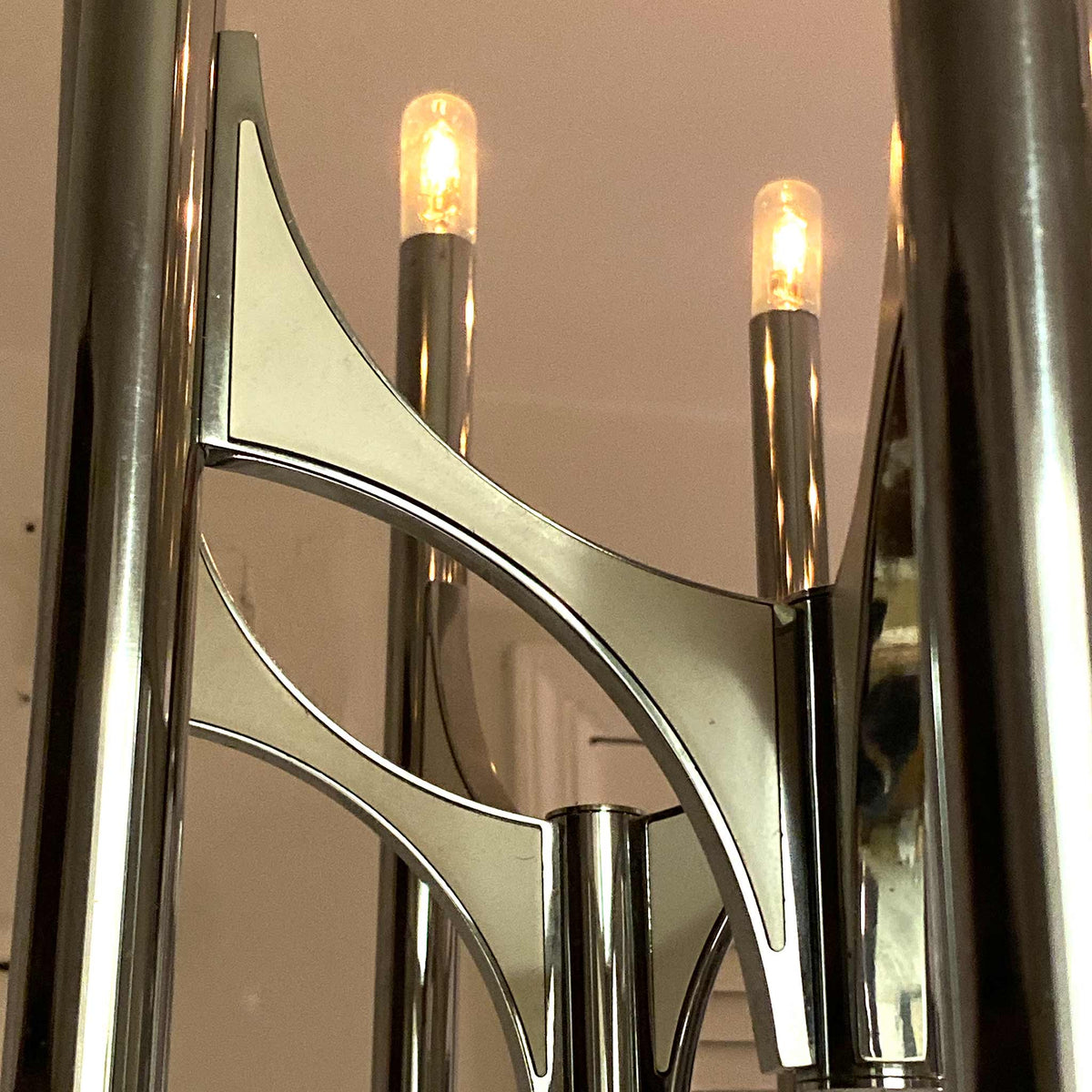 photo of portion of 10-lamp mid-century chrome chandelier showing lamps attached to flying buttress-like arm from mindscapade